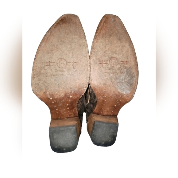 Circle G Vintage Distressed Cowboy Boots - Picture 11 of 16